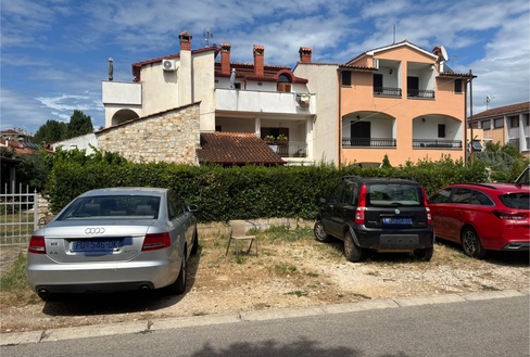 Javne površine pretvoriti u službeni parking s tablom i označenim parkirnim mjestima