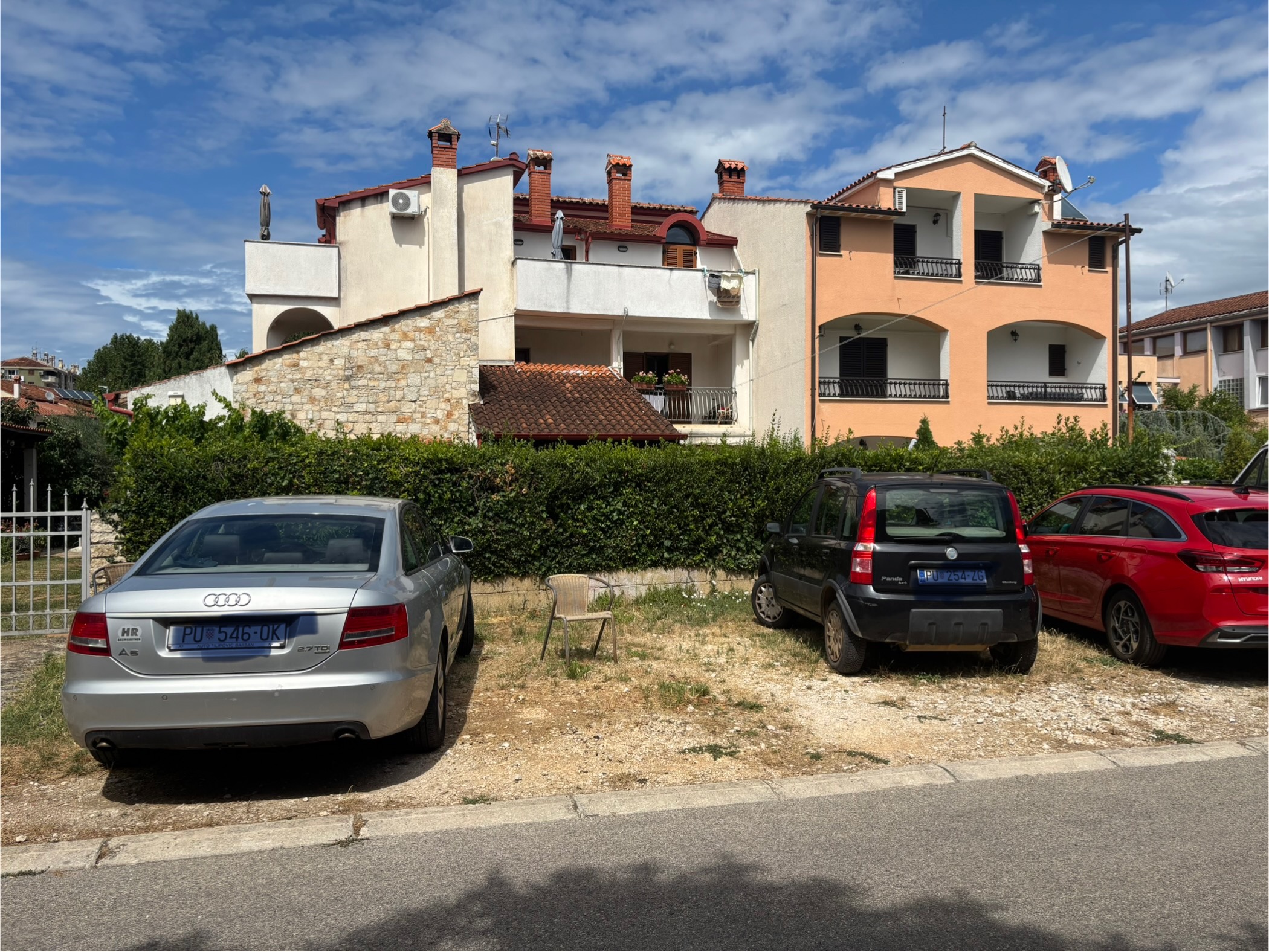 Javne površine pretvoriti u službeni parking s tablom i označenim parkirnim mjestima